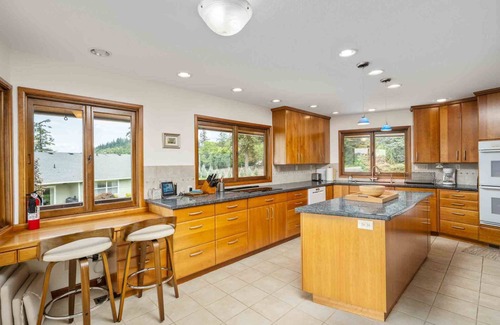 Gresham Casa | Fantastic Mid-Centuary Escape, Enormous Yard and Huge Deck, BBQ, Pet Friendly, Second Kitchen