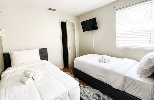 Burbank Casa | Fantastic Modern 3b 2bath home near NoHo West