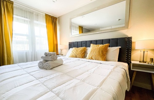 Burbank Casa | Fantastic Modern 3b 2bath home near NoHo West