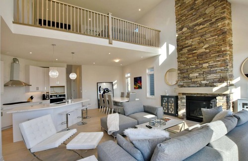 The Blue Mountains Casa | Fantastic new house on a golf course one block from the beach on Georgian Bay