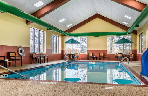 East Bloomington Casa | Fantastic Place! Enjoy Our Sparkling Indoor Pool
