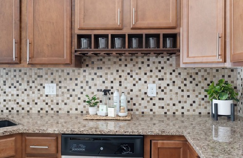 West Des Moines Condominio | Fantastic Safe w/Amenities 2.5 Bath Private Garage