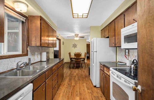 Carlton Casa | Fantastic Single Level Wine Country Retreat, Pet Friendly, Walk to Restaurants, Wine Tasting, Food