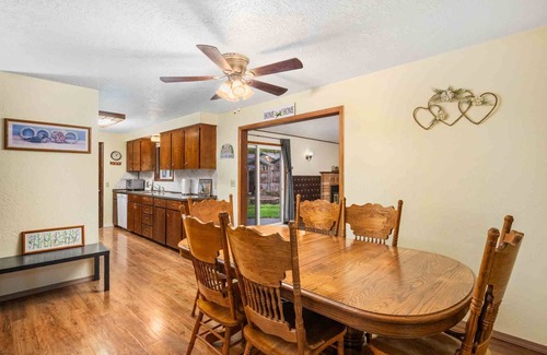 Carlton Casa | Fantastic Single Level Wine Country Retreat, Pet Friendly, Walk to Restaurants, Wine Tasting, Food