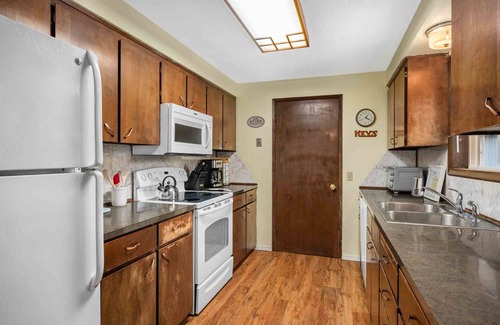 Carlton Casa | Fantastic Single Level Wine Country Retreat, Pet Friendly, Walk to Restaurants, Wine Tasting, Food