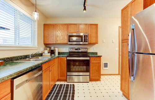 Redmond Casa | Fantastic Single Level Retreat, Pet Friendly, Near Downtown Redmond, Fenced Yard, AC, Washer/Dryer