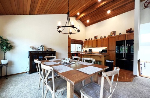 Sunriver Casa | Fantastic Sunriver Escape, Dog Friendly, Hot Tub, Bikes, SHARC Passes, A/C, Fireplace, Workstation