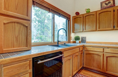 Sunriver Casa | Fantastic Sunriver Escape, Dog Friendly, Hot Tub, Bikes, SHARC Passes, A/C, Fireplace, Workstation