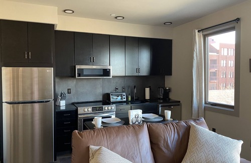Traverse City Condominio | Fantastic Top Floor Condo for 2 in the Heart of Downtown Traverse City W/Parking