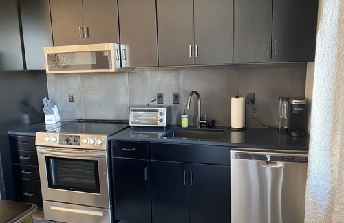 Traverse City Condominio | Fantastic Top Floor Condo for 2 in the Heart of Downtown Traverse City W/Parking