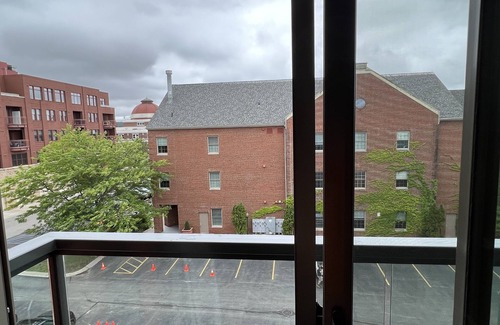 Traverse City Condominio | Fantastic Top Floor Condo for 2 in the Heart of Downtown Traverse City W/Parking