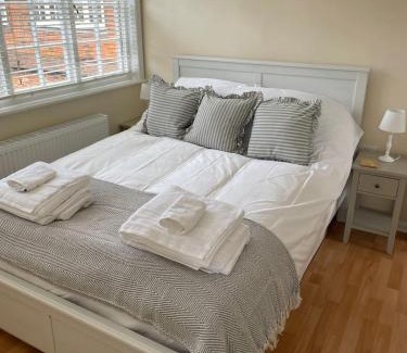 Hambleden Apartamento | Fantastic Two Bedroom Courtyard Apartment