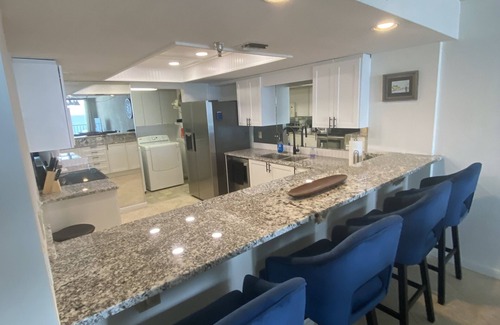 Daytona Beach Shores Condominio | Fantastic and completely updated direct ocean front condo at the Caribbean