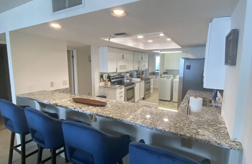 Daytona Beach Shores Condominio | Fantastic and completely updated direct ocean front condo at the Caribbean