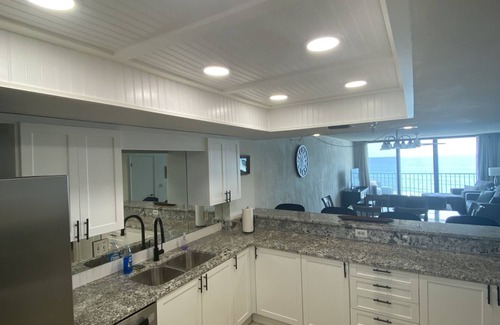 Daytona Beach Shores Condominio | Fantastic and completely updated direct ocean front condo at the Caribbean