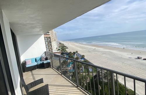 Daytona Beach Shores Condominio | Fantastic and completely updated direct ocean front condo at the Caribbean