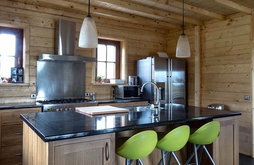 Linde Villa | Fantástica villa de madera "Tine" con Wi-Fi, jardín, balcón, terraza y sauna