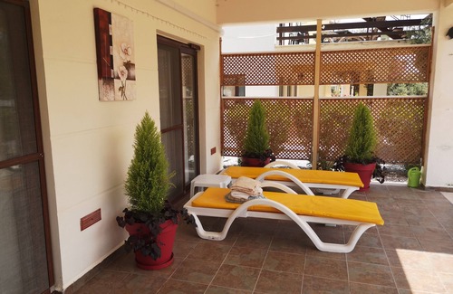 Esentepe Apartamento | Fantastisches 4 Zimmer Apartment mit Große Terrasse mit Steingarten Voller Blüte