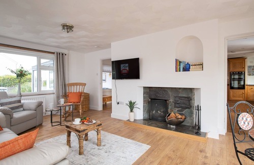 Rhosneigr Casa | Faraway: Pet-friendly holiday home for 6 in Rhosneigr