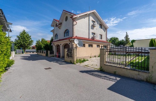 Haslau-Maria Ellend Casa | FarawayHomes Aparthotel Near Vienna Airport - Anytime Self Check-In