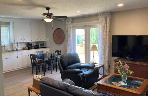 Goode Otro | Farm Cottage ★ Mountain Views ★ Hot Tub