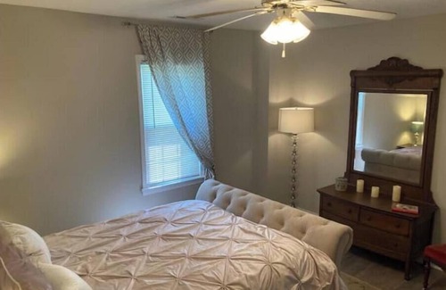 Goode Otro | Farm Cottage ★ Mountain Views ★ Hot Tub