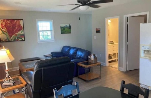 Goode Otro | Farm Cottage ★ Mountain Views ★ Hot Tub
