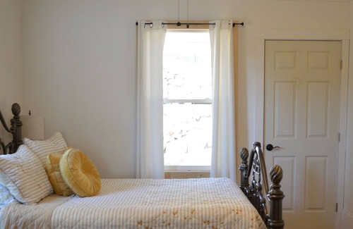 Auburn Otro | Farm house get away in Auburn's Gold Country Foothills.