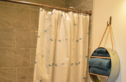 Auburn Otro | Farm house get away in Auburn's Gold Country Foothills.