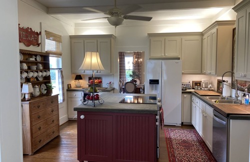 New Ulm Casa | Farm House Inn - Quiet Country Elegance