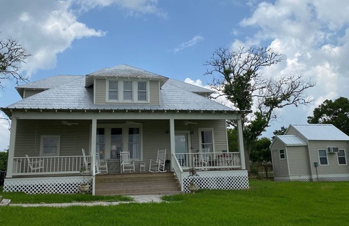 New Ulm Casa | Farm House Inn - Quiet Country Elegance