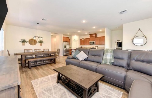 Roseville Casa | Farm-House Roseville Hotel Style Home