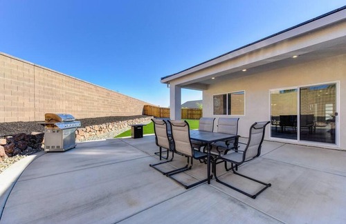 Roseville Casa | Farm-House Roseville Hotel Style Home