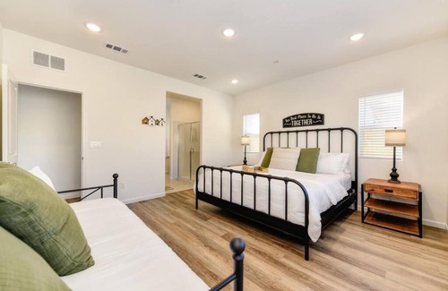 Roseville Casa | Farm-House Roseville Hotel Style Home