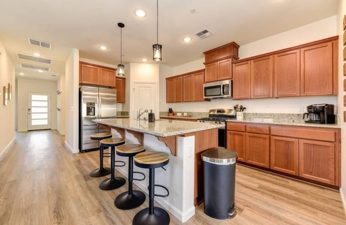 Roseville Casa | Farm-House Roseville Hotel Style Home!