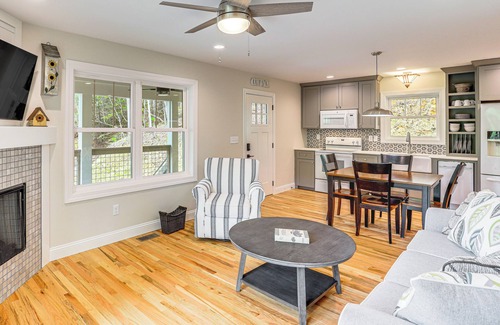 Hendersonville Cabaña | Farm On-Site: Mtn-View Cottage in Hendersonville!