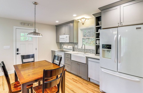 Hendersonville Cabaña | Farm On-Site: Mtn-View Cottage in Hendersonville!