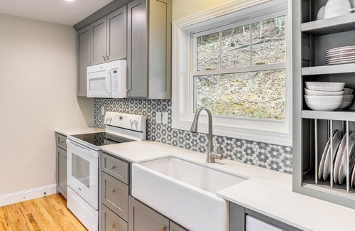 Hendersonville Cabaña | Farm On-Site: Mtn-View Cottage in Hendersonville!