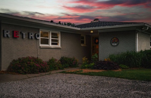 West Newton Apartamento | Farm Ranch Huge Hot tub Retro Solar 15 Downtown