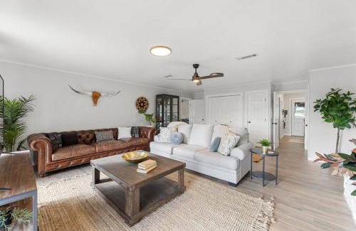San Marcos Casa | Farm Retreat with Jacuzzi, Fire Pit, Mini Goats, Mini Ponies and Mini Cows