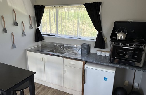 Pukekawa Cabina | Farm Shack with 5-Star River & Sunset Views