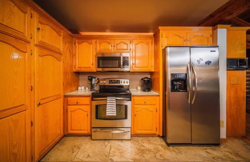 Central Valley Cabina | Farm Stay at the Bell-Zwart Lodge
