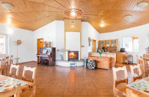 Morasice Casa | Farma Slunečný Dvůr apartmány a family stany střecha pod střechou