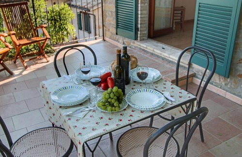 Gualdo Cattaneo Casa | Farmhouse Bliss With Pool, Wine and Tails
