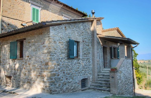 Gualdo Cattaneo Casa | Farmhouse Bliss With Pool, Wine and Tails