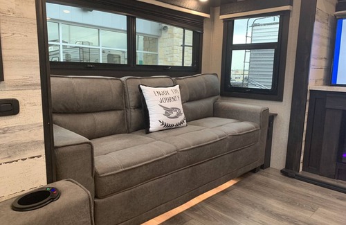 Perrytown Casa | Farmhouse Camper For Rent
