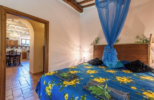 Chiusdino Otro | Casa rural 'Casa Luna' con piscina infinita de agua salada compartida, terraza privada y wifi