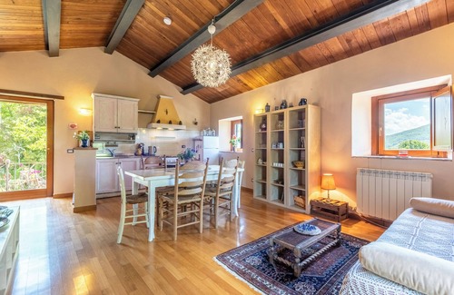 Chiusdino Otro | Casa rural 'Casa Stella' con con piscina Infinity de agua salada compartida, terraza privada y Wi-Fi