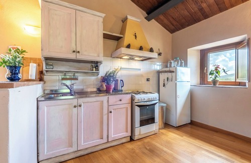 Chiusdino Otro | Casa rural 'Casa Stella' con con piscina Infinity de agua salada compartida, terraza privada y Wi-Fi