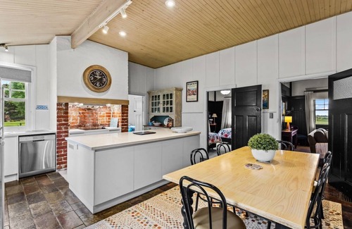 Cowes Casa | Farmhouse Charm Coastal Comforts and Country Views